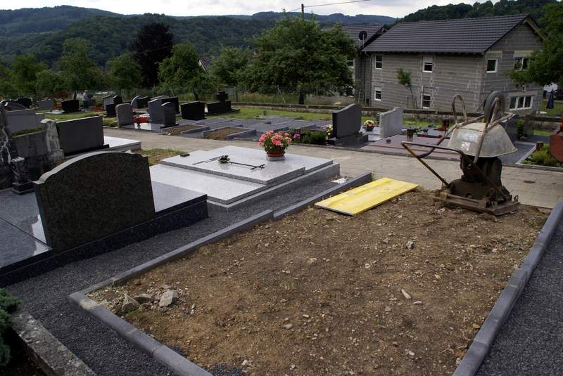 Unser Friedhof wird verschoenert 2008 Bild Nr.033